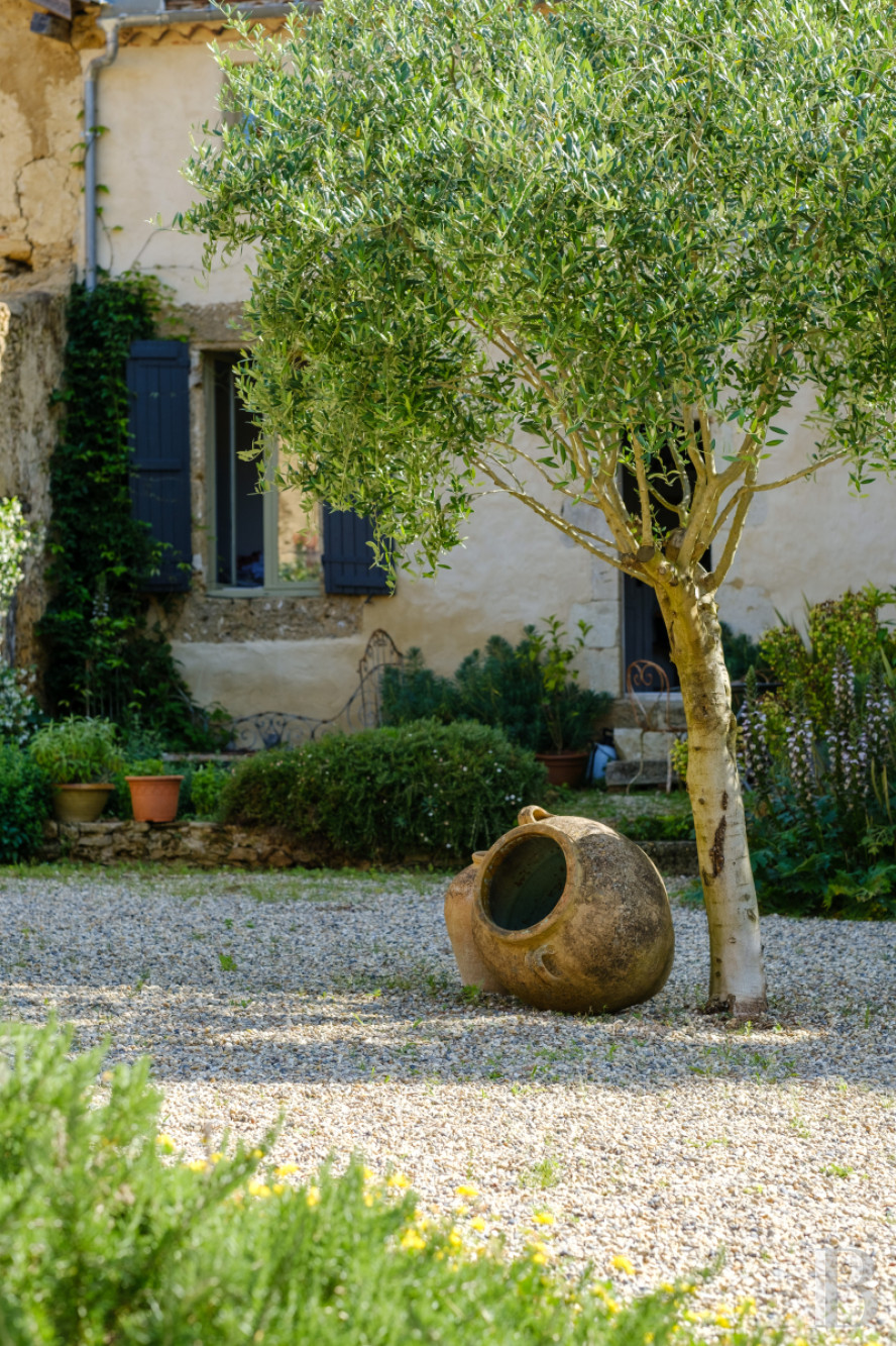 Dans le Gers, à l’ouest de Lectoure, un ancien domaine de production d’armagnac transformé et décoré avec soin - photo  n°2